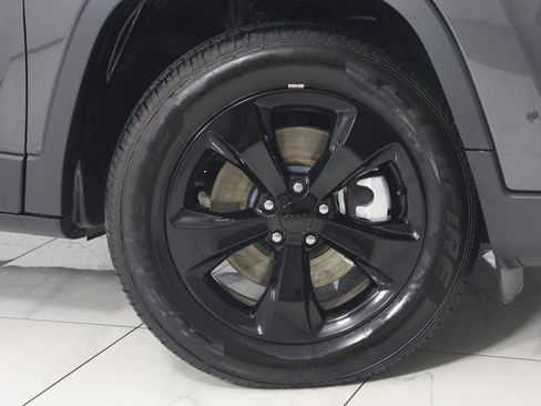 Used 2023 Jeep Cherokee Altitude Lux image 14