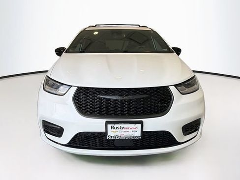 Used 2025 Chrysler Pacifica Limited FWD image 2
