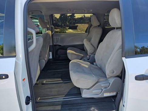 Used 2019 Toyota Sienna L w/ Carpet Mat Package FWD image 28