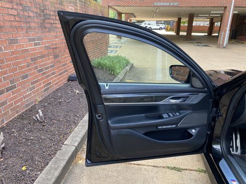 Used 2018 BMW 750i xDrive image 12