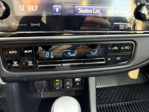 Used 2019 Toyota Corolla XLE image 20