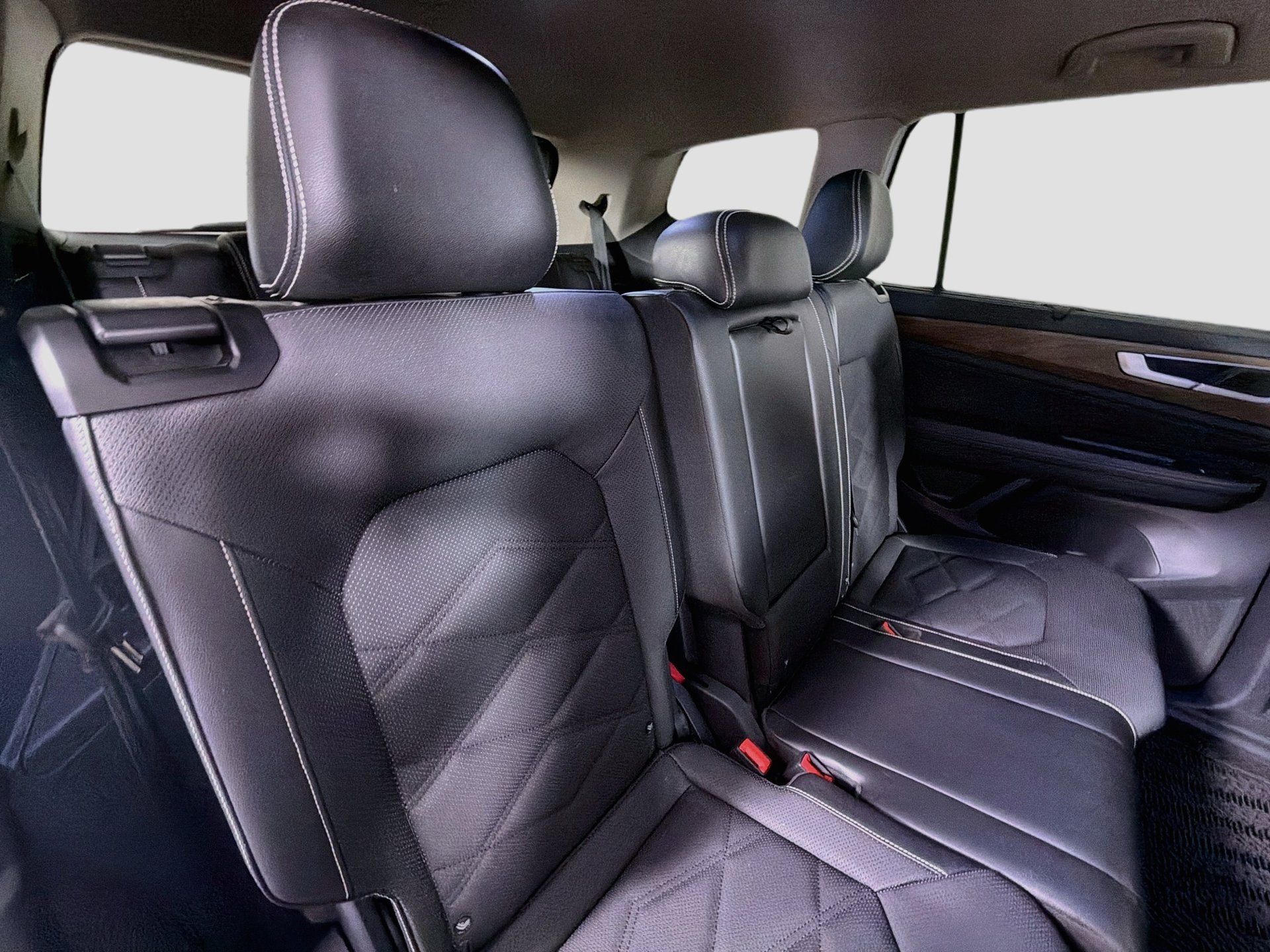 Used 2024 Volkswagen Atlas SE w/ Black Wheel Package FWD image 26