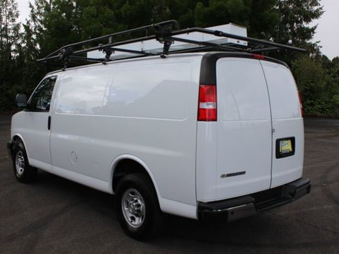 Used 2021 Chevrolet Express 3500 w/ Driver Convenience Package RWD image 3