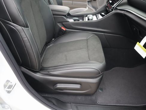 New 2025 Jeep Grand Cherokee Altitude image 13