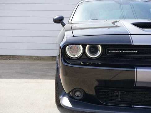 Used 2015 Dodge Challenger SRT image 8
