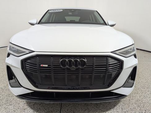 Used 2022 Audi e-tron Premium Plus w/ Premium Plus Package AWD/4WD image 2