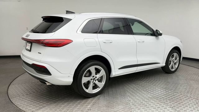 Used 2025 Audi Q5 Premium Plus w/ Premium Plus AWD/4WD image 2
