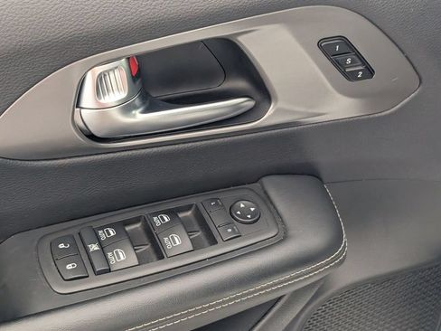 Used 2025 Chrysler Pacifica Select FWD image 13