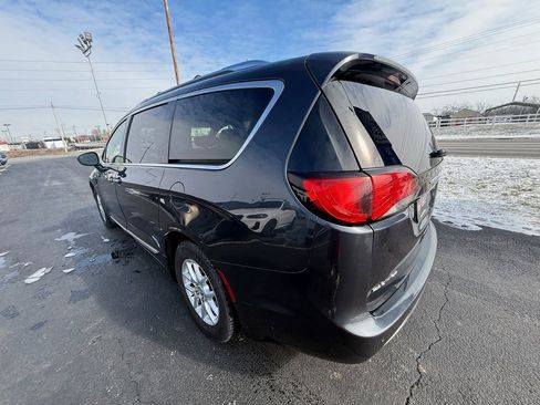Used 2020 Chrysler Pacifica Touring-L image 5