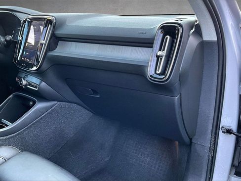 Certified 2023 Volvo XC40 B5 Ultimate w/ Protection Package Premier image 26
