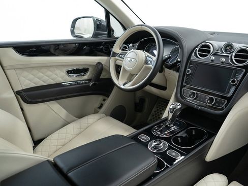 Used 2020 Bentley Bentayga V8 image 28