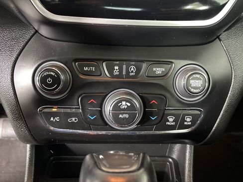 Used 2022 Jeep Cherokee Limited image 19