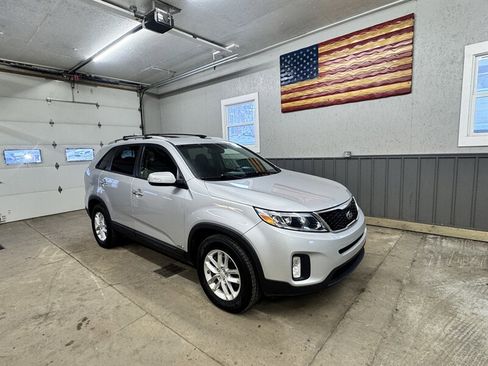 Used 2015 Kia Sorento LX image 1