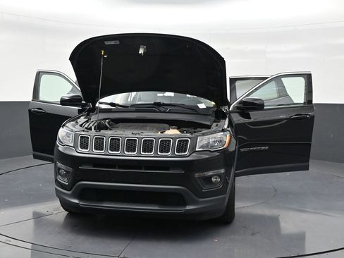 Used 2018 Jeep Compass Latitude FWD image 33