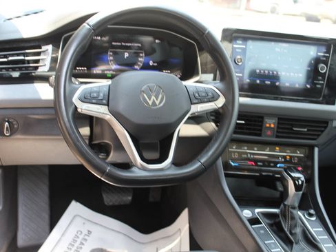 Used 2025 Volkswagen Jetta SE FWD image 18