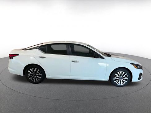 Used 2025 Nissan Altima 2.5 SV FWD image 9