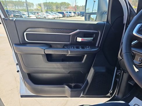 Used 2025 RAM 2500 Big Horn AWD/4WD image 32