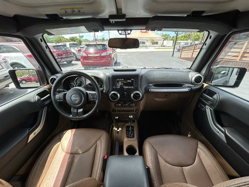 Used 2017 Jeep Wrangler Unlimited Sahara w/ Connectivity Group AWD/4WD image 18