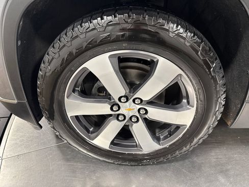 Used 2019 Chevrolet Traverse LT w/ LT Premium Package AWD/4WD image 2