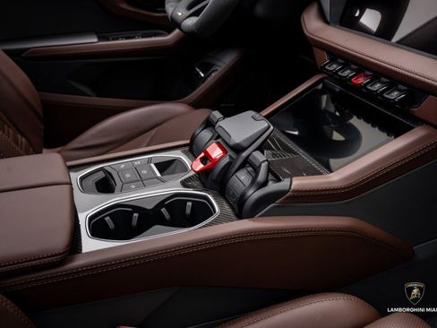 Used 2025 Lamborghini Urus SE image 47
