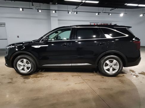 Used 2024 Kia Sorento LX image 4