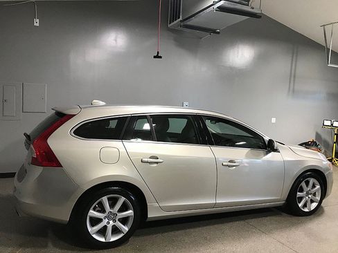 Used 2017 Volvo V60 T5 Platinum FWD image 3