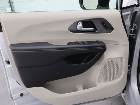 Used 2024 Chrysler Pacifica Touring-L FWD image 42