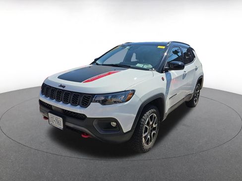 Used 2025 Jeep Compass Trailhawk image 3