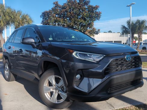 Used 2021 Toyota RAV4 XLE image 2