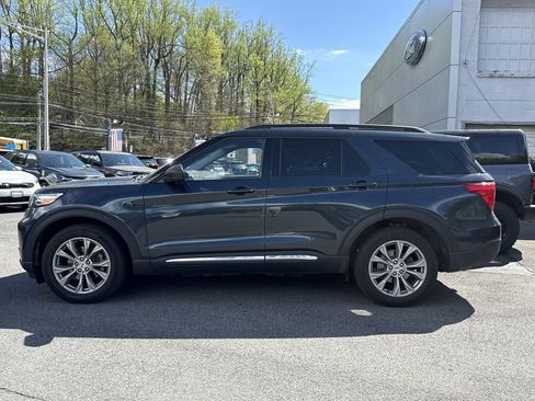 Used 2023 Ford Explorer XLT image 3