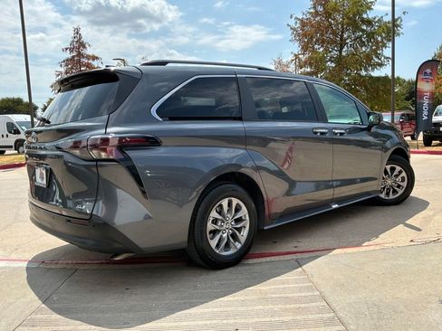 Used 2025 Toyota Sienna XLE FWD image 6