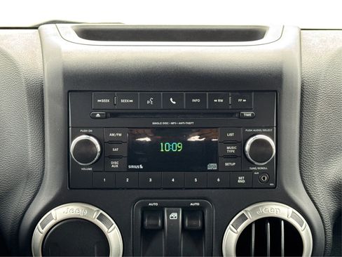 Used 2017 Jeep Wrangler Sahara w/ Connectivity Group image 14