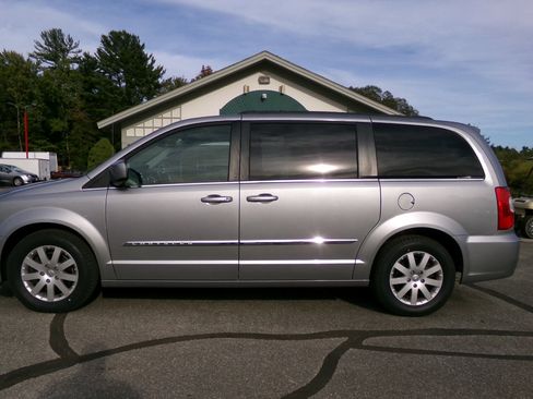 Used 2016 Chrysler Town & Country Touring image 2