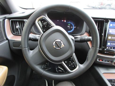 Used 2023 Volvo XC60 T8 Ultimate image 38