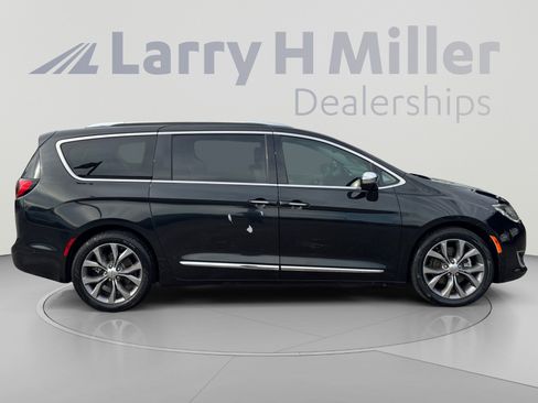 Used 2020 Chrysler Pacifica Limited w/ Tire & Wheel Group FWD image 6