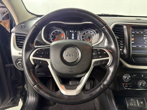 Used 2018 Jeep Cherokee Latitude Plus FWD image 15