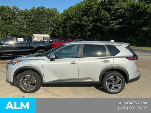 Used 2024 Nissan Rogue SV FWD image 2
