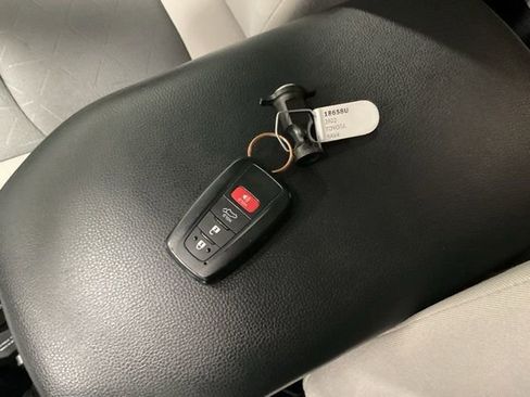 Used 2022 Toyota RAV4 XLE w/ Convenience Package AWD/4WD image 23