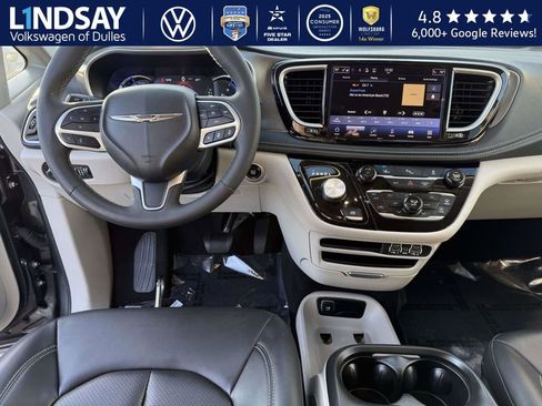Used 2023 Chrysler Pacifica Touring-L image 9