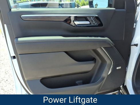 New 2026 Chevrolet Suburban Premier AWD/4WD image 19