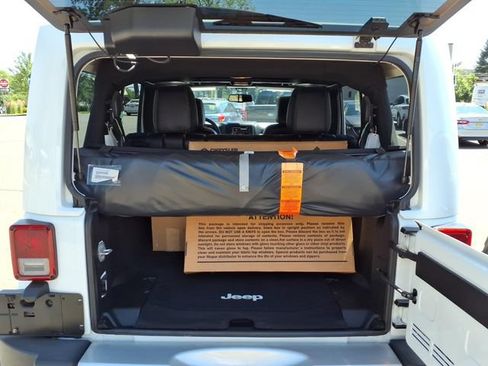 Used 2015 Jeep Wrangler Unlimited Sahara w/ Dual Top Group AWD/4WD image 18