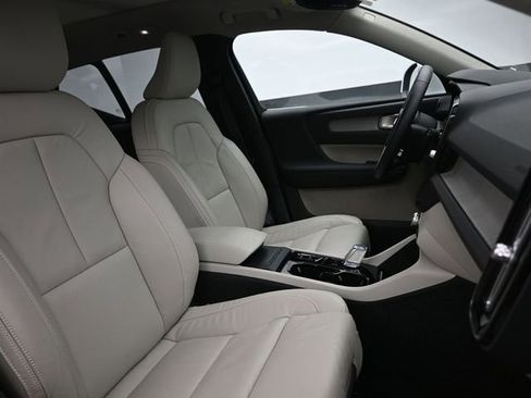 Used 2023 Volvo XC40 B4 Plus w/ Driver Assist Package image 34