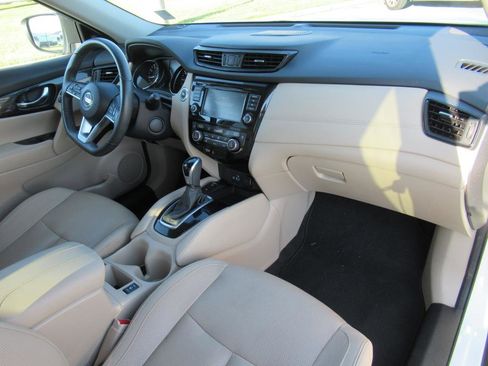 Used 2020 Nissan Rogue SL w/ Premium Package image 11