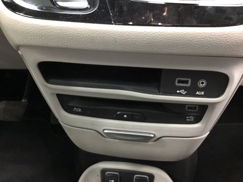 Used 2017 Chrysler Pacifica Limited w/ UConnect Theater Package image 24