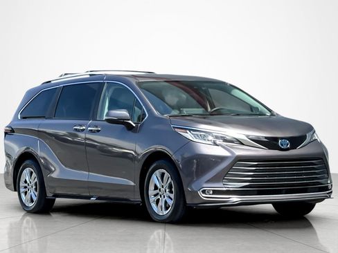 Certified 2024 Toyota Sienna Limited AWD/4WD image 7