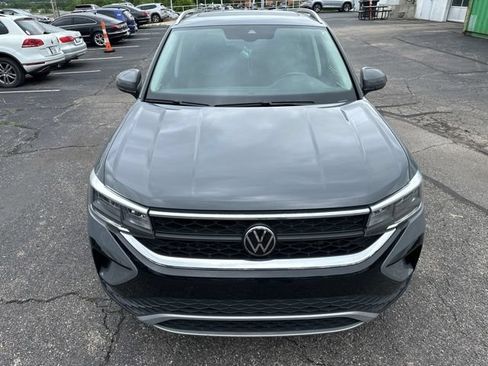 Used 2023 Volkswagen Taos SE w/ Panoramic Sunroof Package FWD image 5