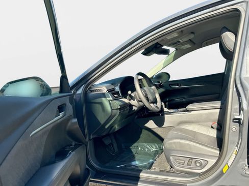 Used 2025 Toyota Camry XLE FWD image 10