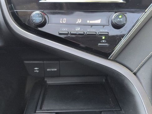 Used 2019 Toyota Camry SE FWD image 19