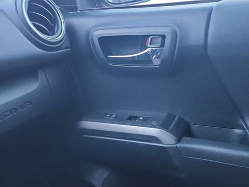 Used 2018 Toyota Tacoma TRD Sport image 27