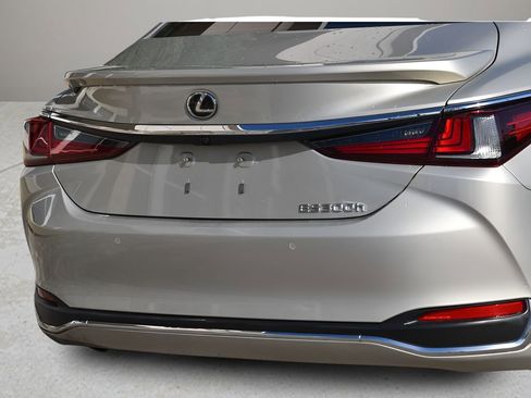 Used 2023 Lexus ES 300h Premium w/ Premium Package image 28